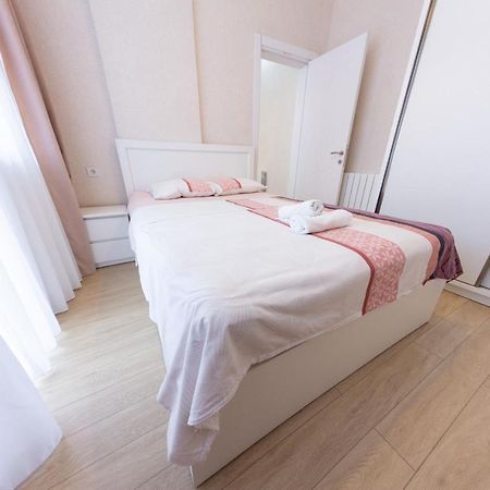 5 Apartment In One Boulding - Near Stadium Batumi Esterno foto