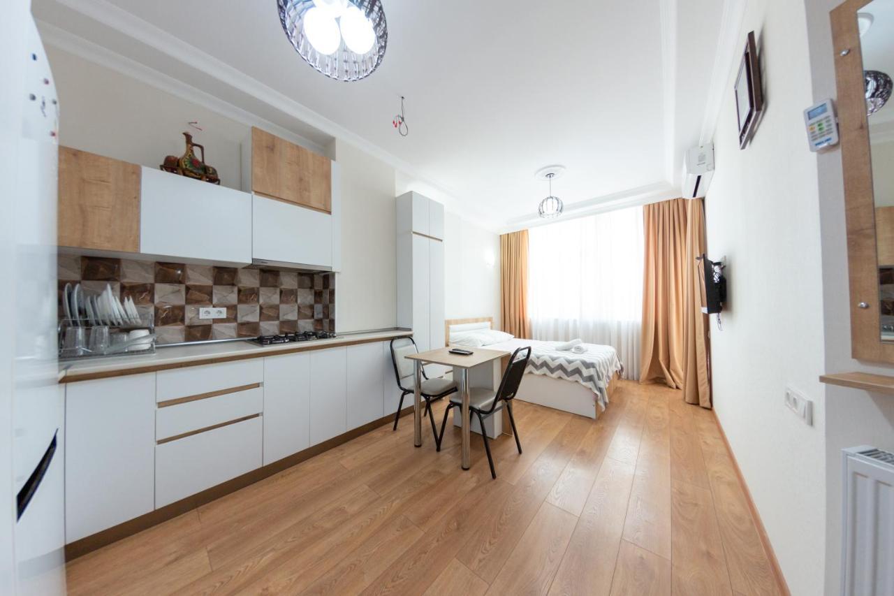 5 Apartment In One Boulding - Near Stadium Batumi Esterno foto