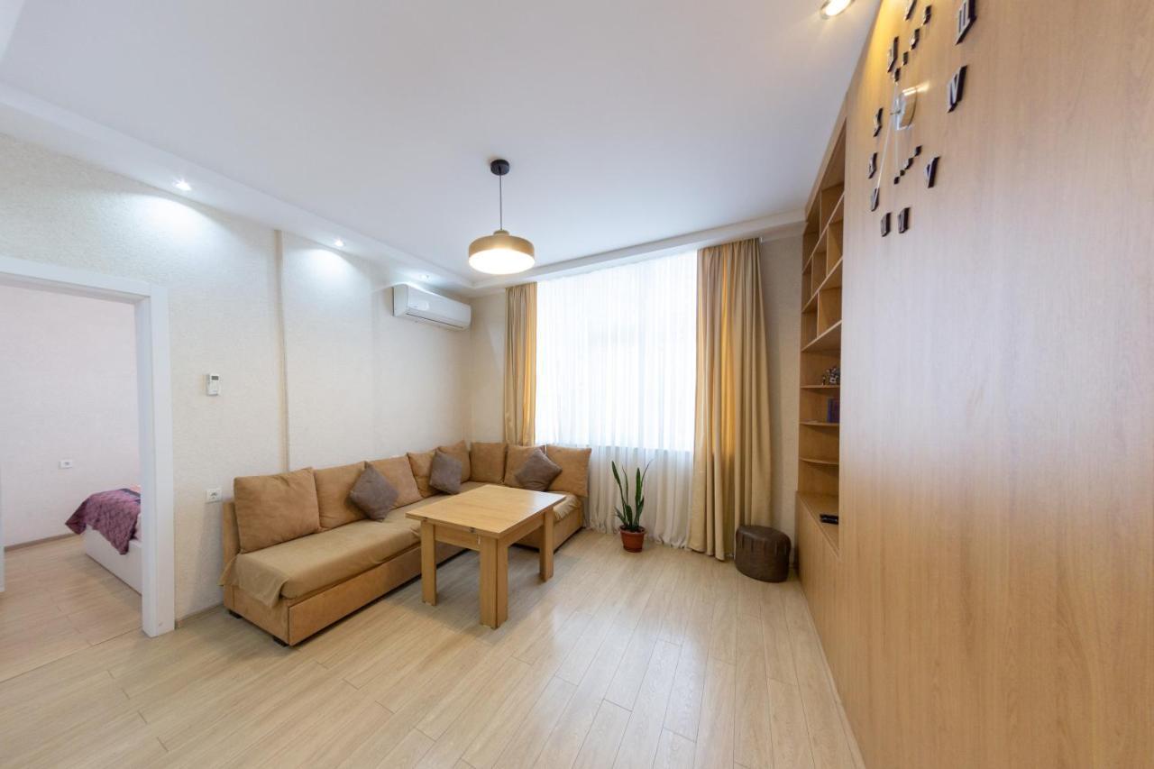 5 Apartment In One Boulding - Near Stadium Batumi Esterno foto