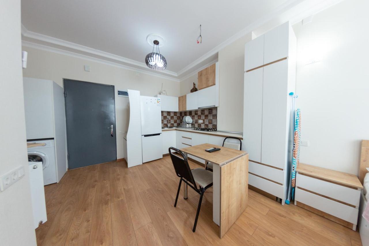 5 Apartment In One Boulding - Near Stadium Batumi Esterno foto