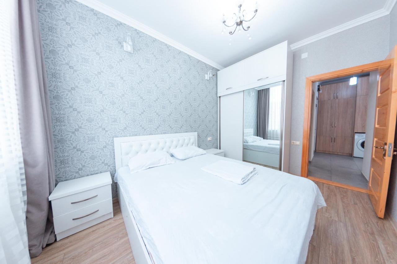 5 Apartment In One Boulding - Near Stadium Batumi Esterno foto